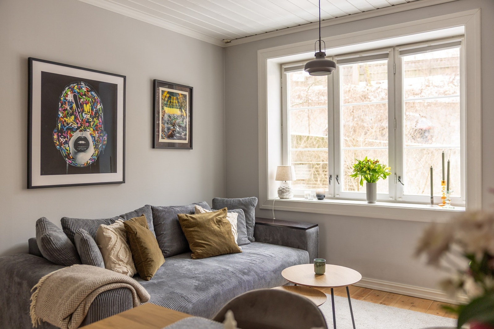 Stuen er av god størrelse som enkelt innredes i flere forskjellige soner. Galleribilde