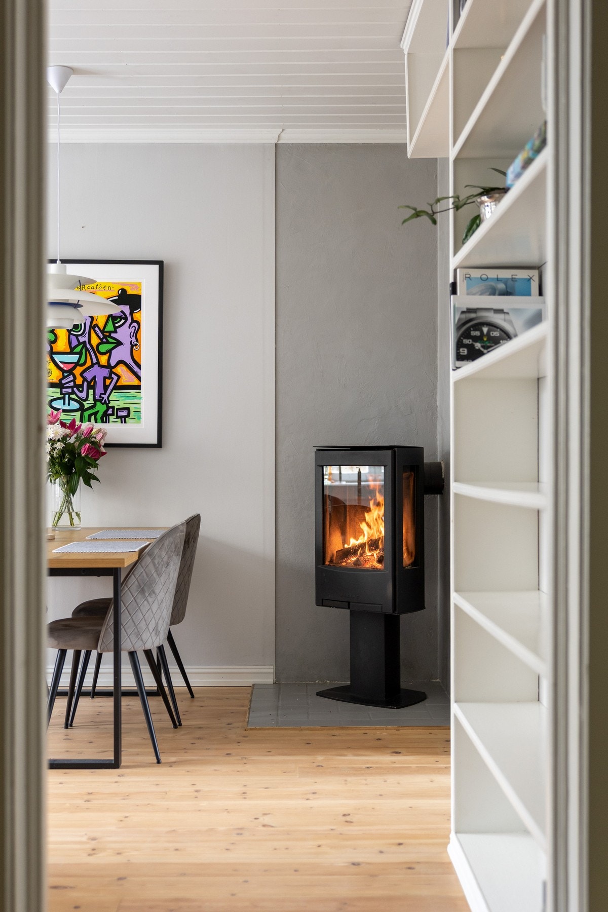 Leiligheten byr på flere gode kvaliteter med peis, god takhøyde og solrik balkong. Galleribilde