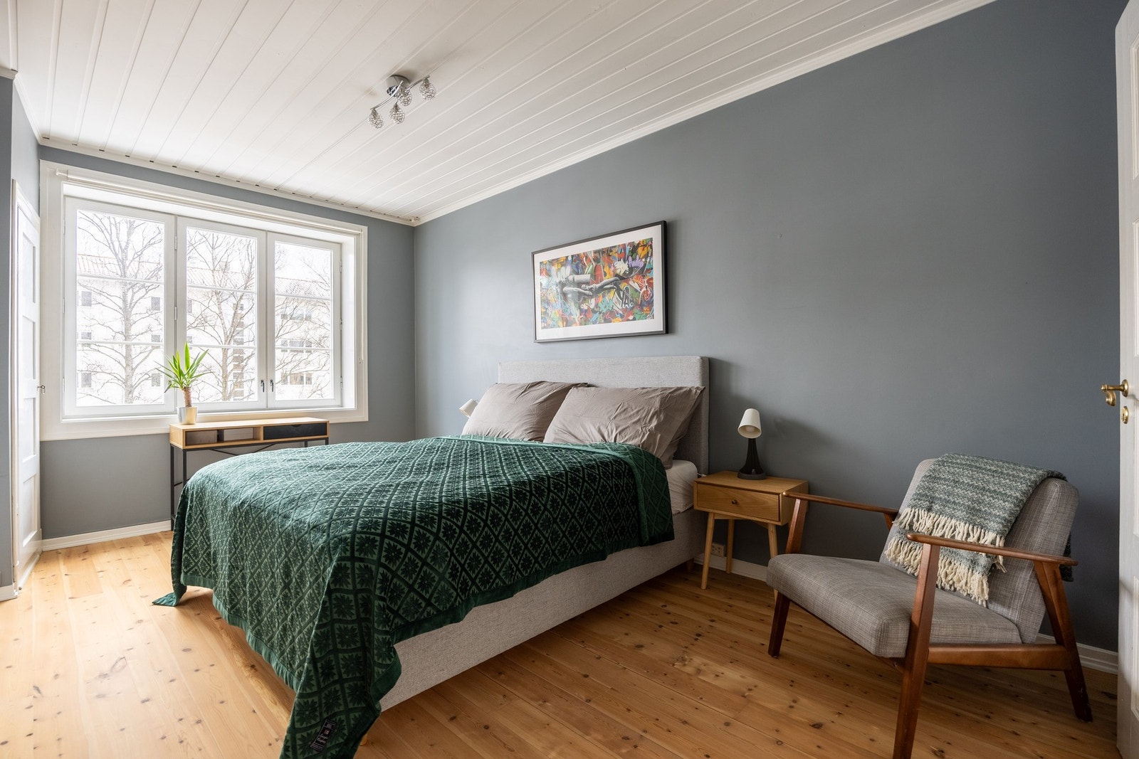 Leilighetens soverom er av god størrelse med plass til stor dobbelseng. Galleribilde