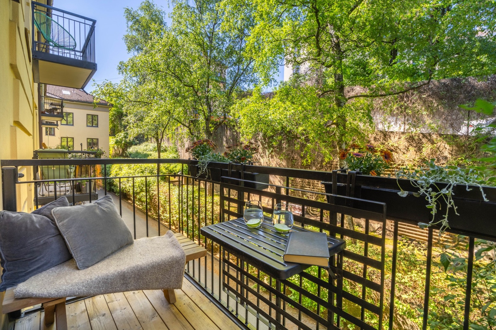 Gjennomgående 2-roms med peis, solrik vestvendt balkong vendt mot rolig bakgård og populær beliggenhet. Galleribilde