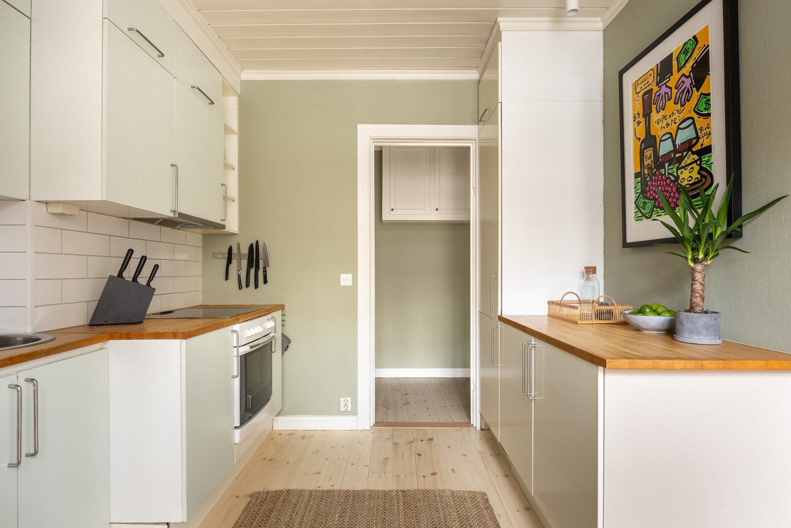 Nytt gulv i kjøkken og gang samt ble gulvflater slipt i stue og soverom (desember 2025). Galleribilde