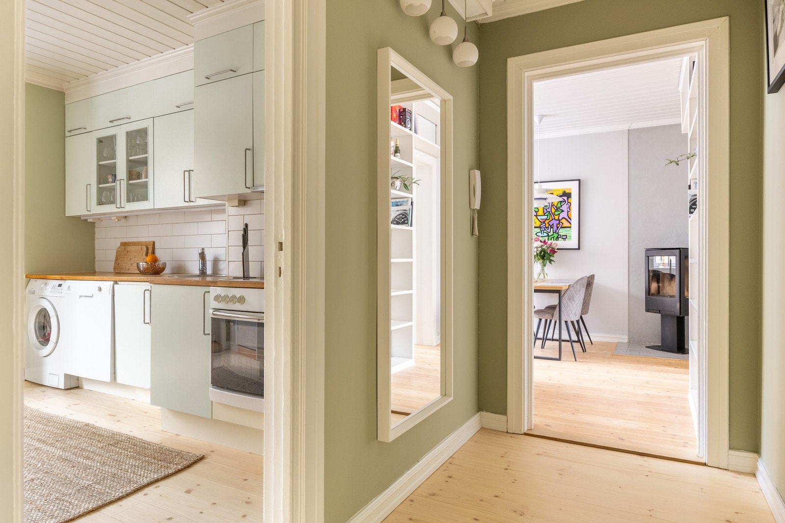 Veggflatene i gang og kjøkken ble malt i en behagelig fargetone i desember 2025. Galleribilde