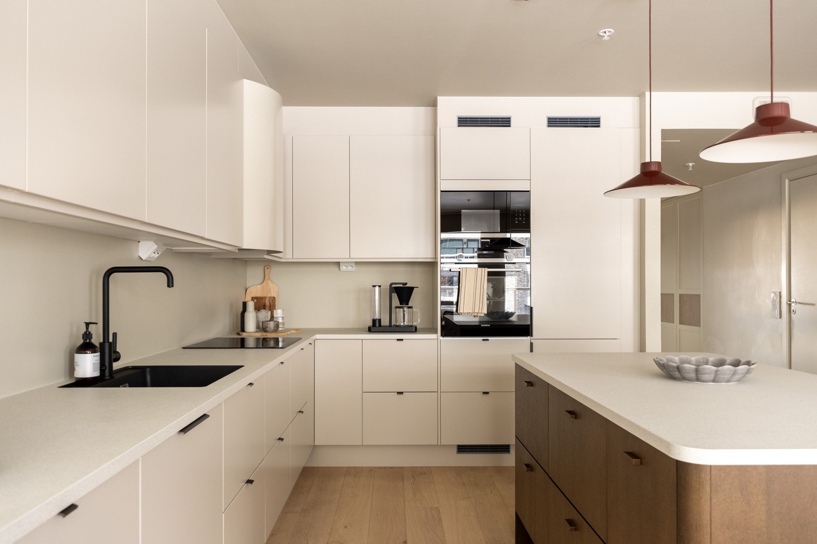 Sosialt kjøkken med praktiske løsninger samt godt med både skap- og benkeplass. Galleribilde