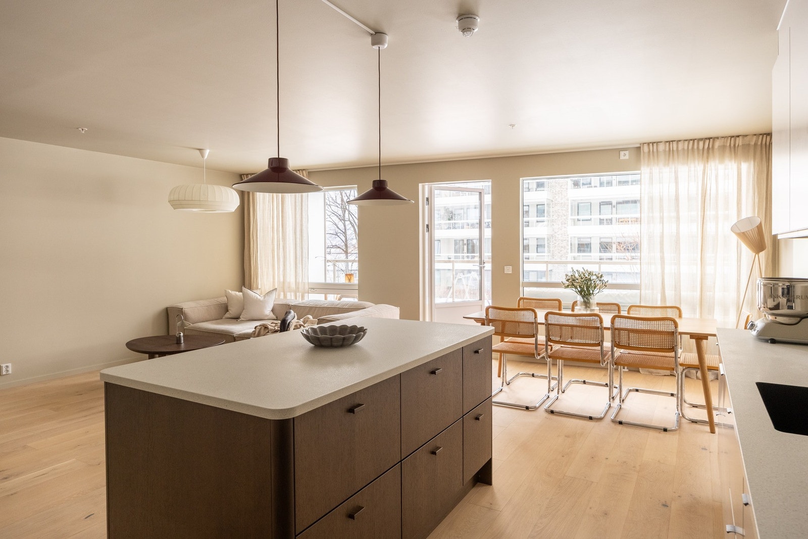 Leiligheten har store vindusflater som slipper inn mye naturlig lys. Galleribilde