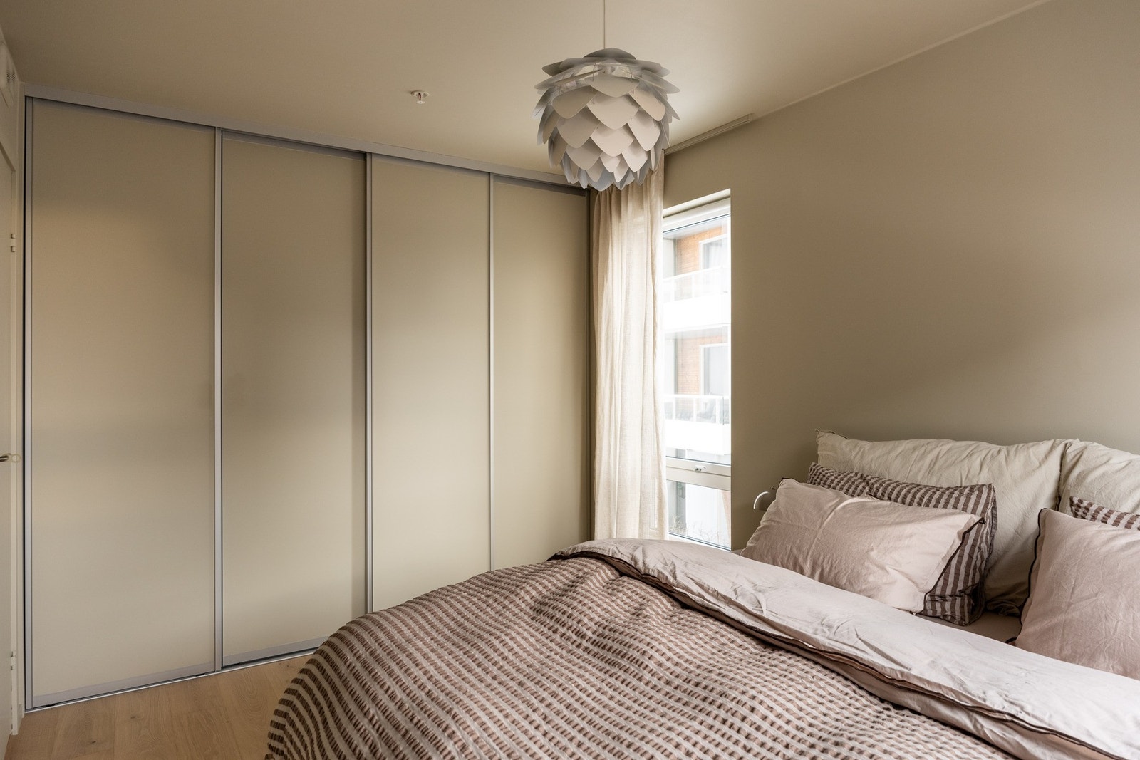 Innebygd garderobe, hvor man har rikelig med oppbevaring. Galleribilde