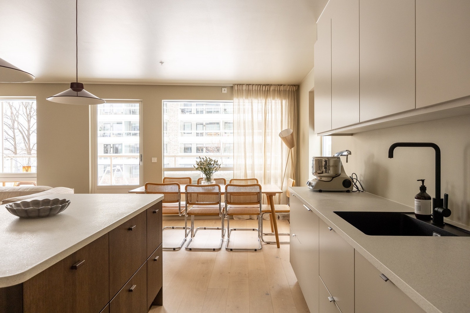 Svært lys og lun atmosfære. Galleribilde