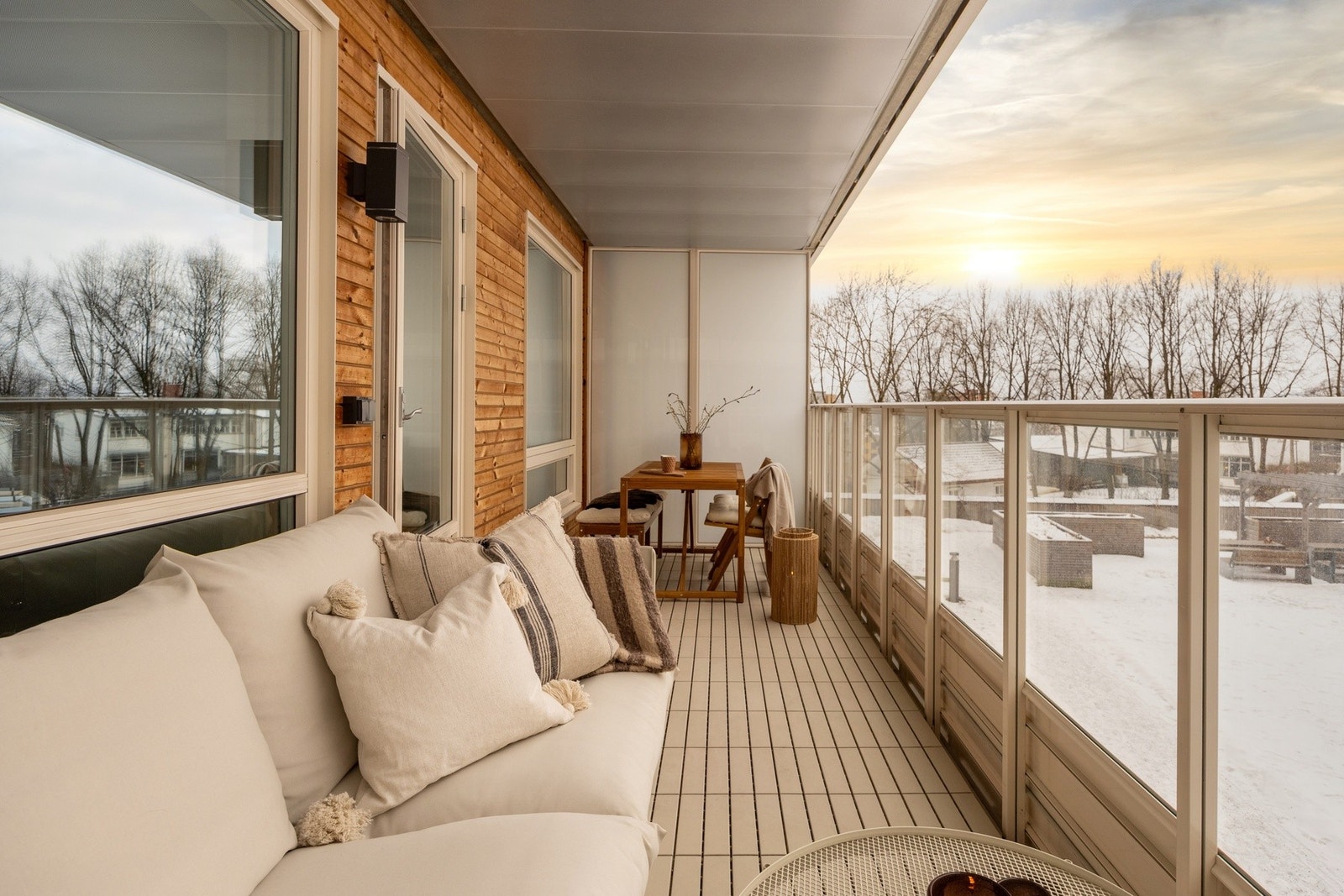 Her kan man nyte gode solforhold fra omkring kl. 15:30 til 21:00 på sommerstid. Galleribilde