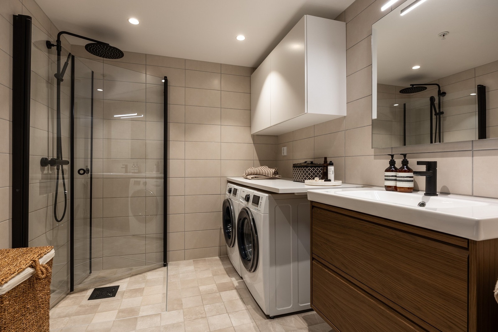 Stort og lekkert baderom fra byggeåret 2022 med opplegg for vaskemaskin og tørketrommel. Galleribilde