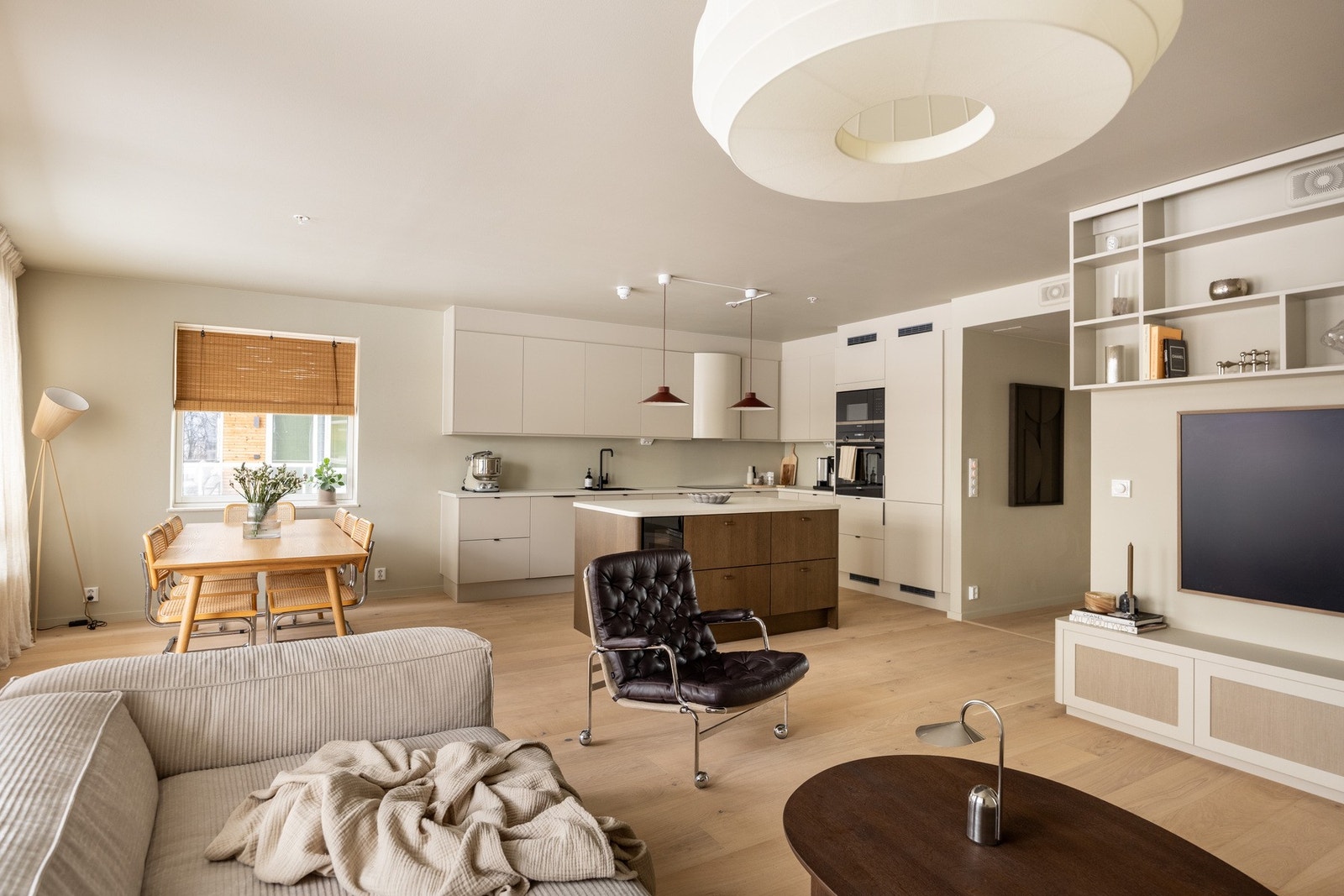 Strøken 4-roms (2022) hjørneleilighet med gjennomgående planløsning, solrik balkong og egen garasjeplass med elbillader. Galleribilde