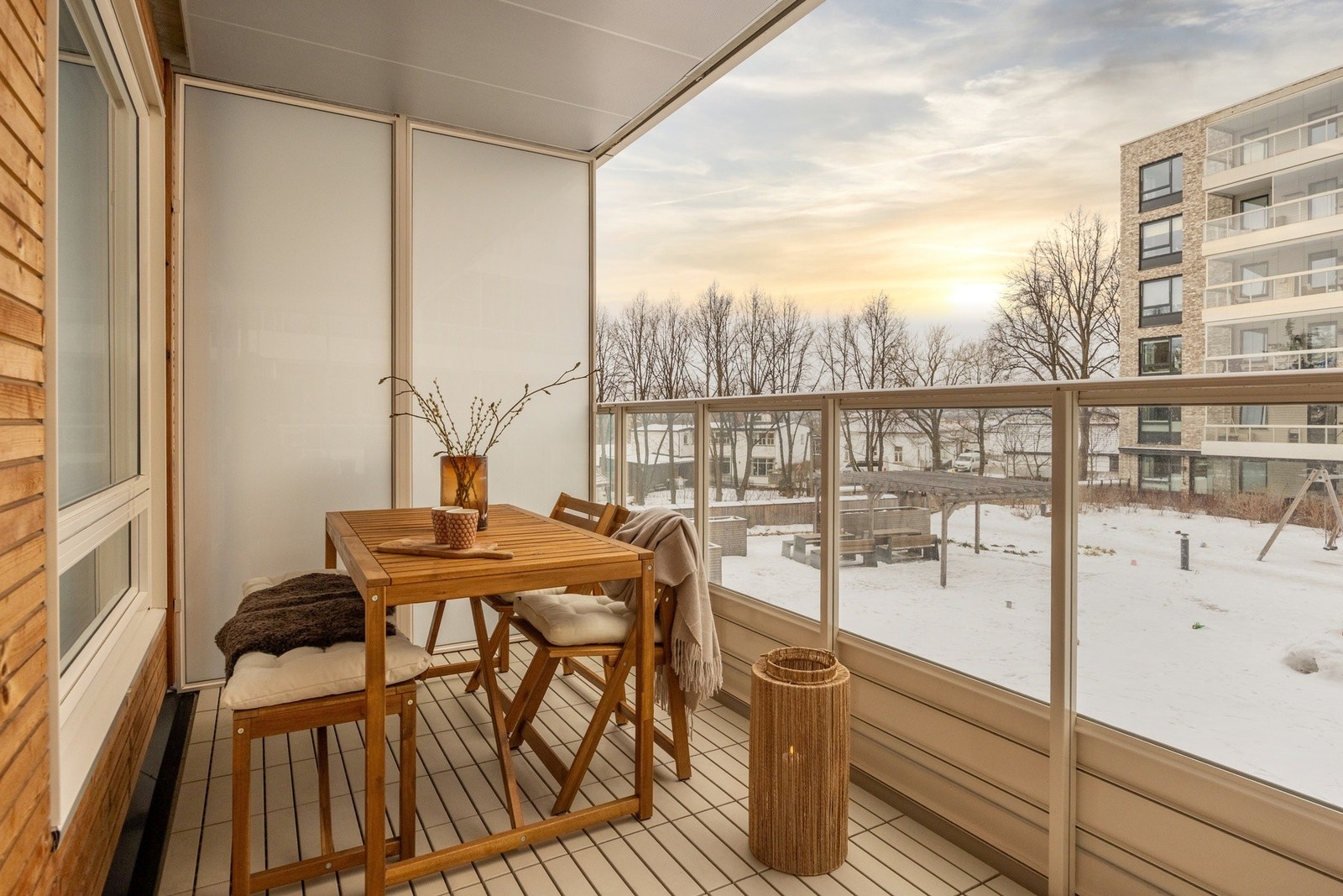 Fra stue og kjøkken er det utgang til en stor og innbydende balkong på hele 13 kvm. Galleribilde