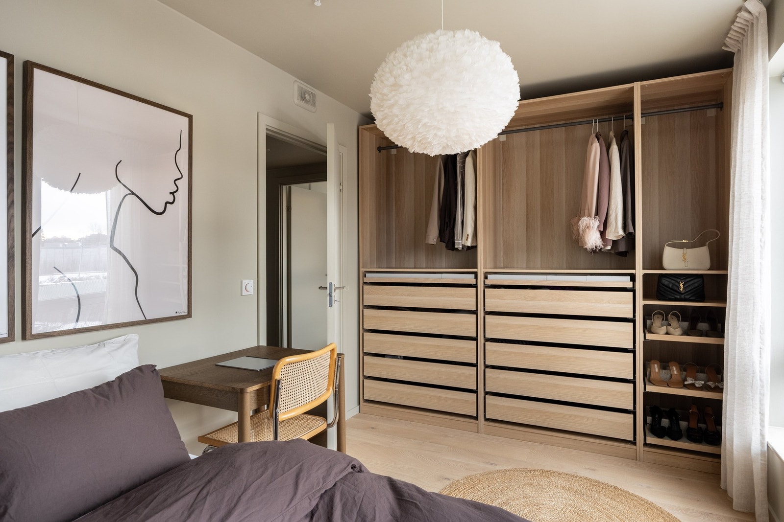 Stort innebygd garderobe. Galleribilde