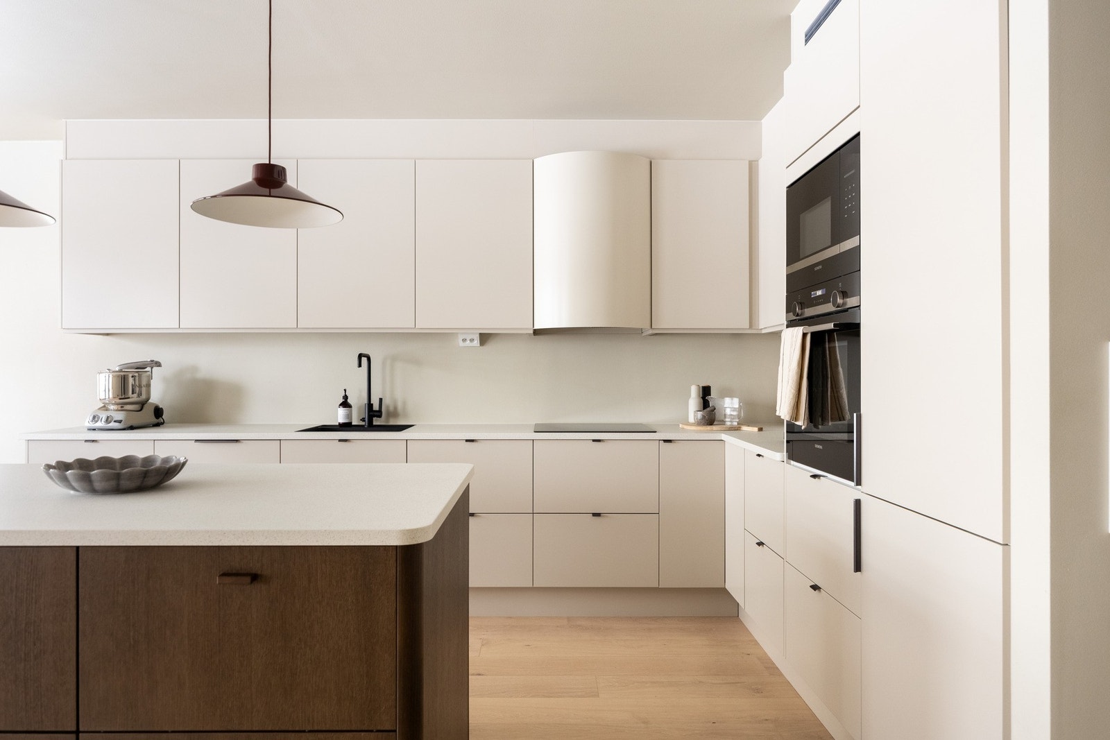 Av integrerte hvitevarer er det platetopp, vinskap, oppvaskmaskin, stekeovn, kjøleskap med fryser og mikrobølgeovn. Galleribilde