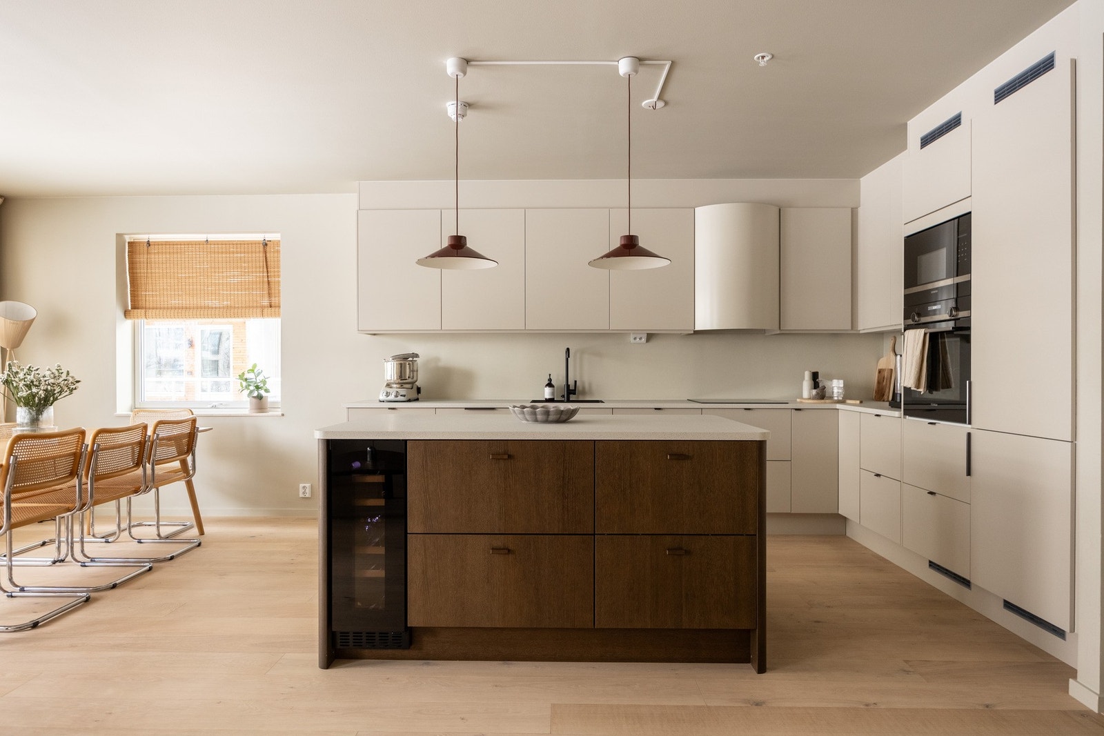 Stilrent kjøkken med stor kjøkkenøy fra 2023 og kjøkkeninnredning fra 2022. Galleribilde