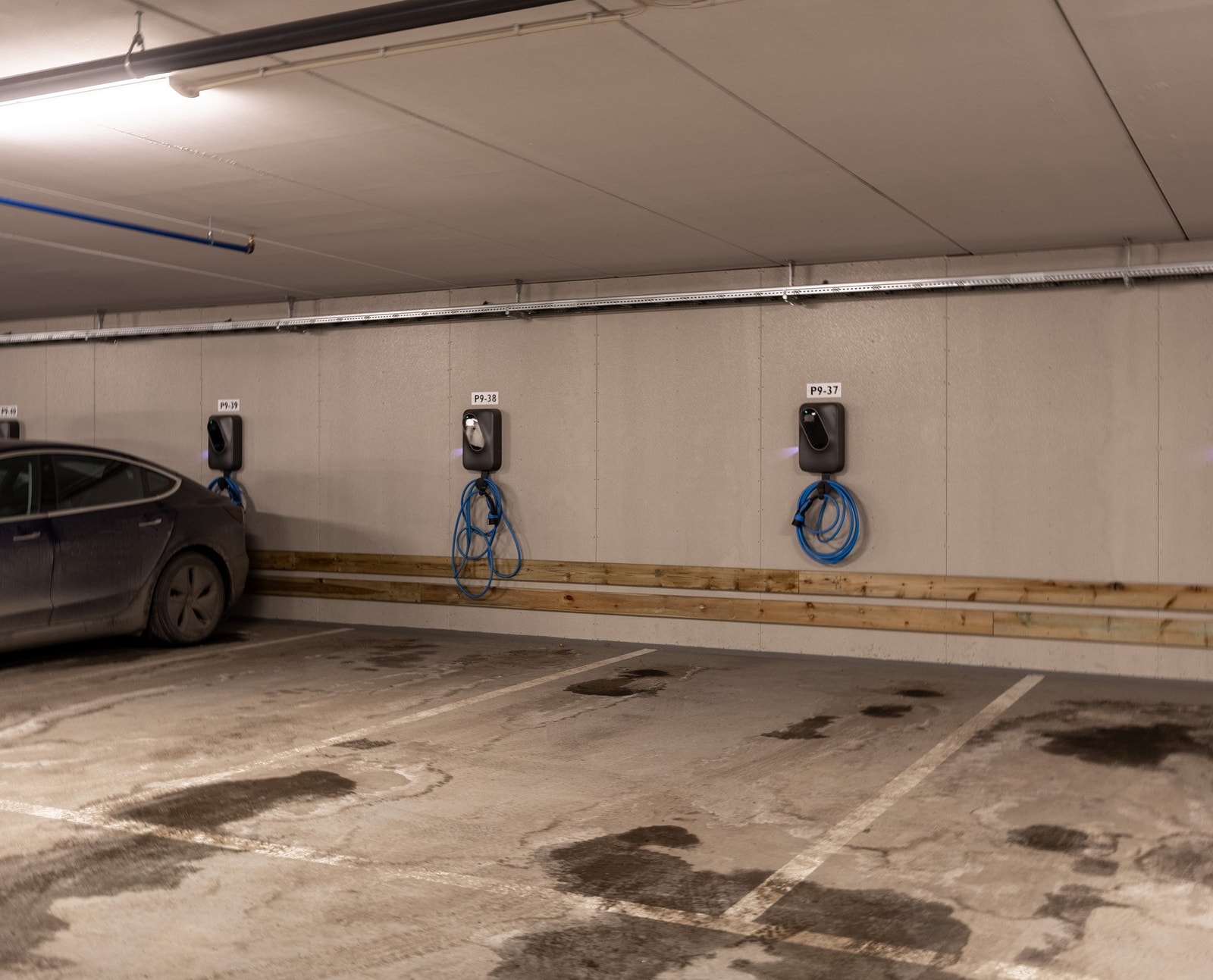 Enkel tilkomst til garasjeplass med elbillader. Galleribilde