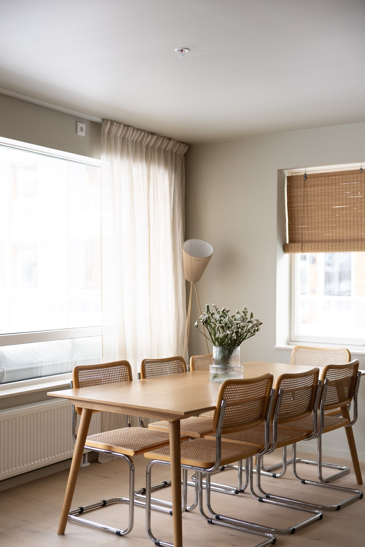 Radiatorer i stue og på et soverom med forsyning av varmtvann fra varmeanlegg. Galleribilde