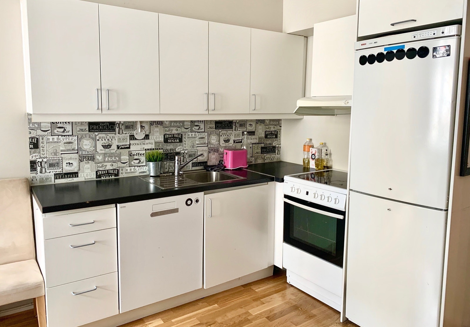 Kjøkken inkludert hvitevarer Galleribilde