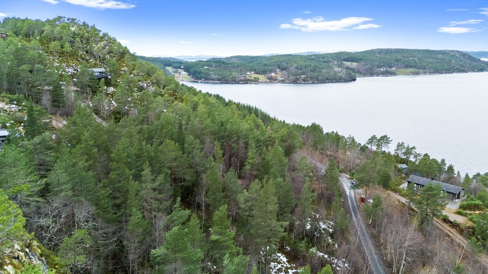 Tomten ligger flott til litt opp i høyden og har nydelig utsikt mot fjorden, Hitra og Stamnesøya. Galleribilde