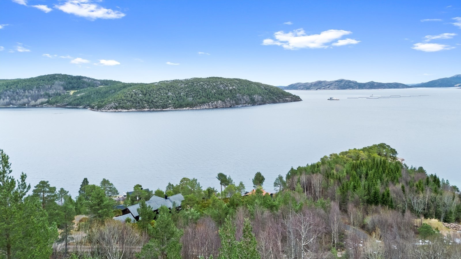 Velkommen til Stamnesveien 151 - en naturskjønn hyttetomt, beliggende i idylliske omgivelser like ved Hemnfjorden. Foto: Interiørfoto v/ Haukdal. Galleribilde