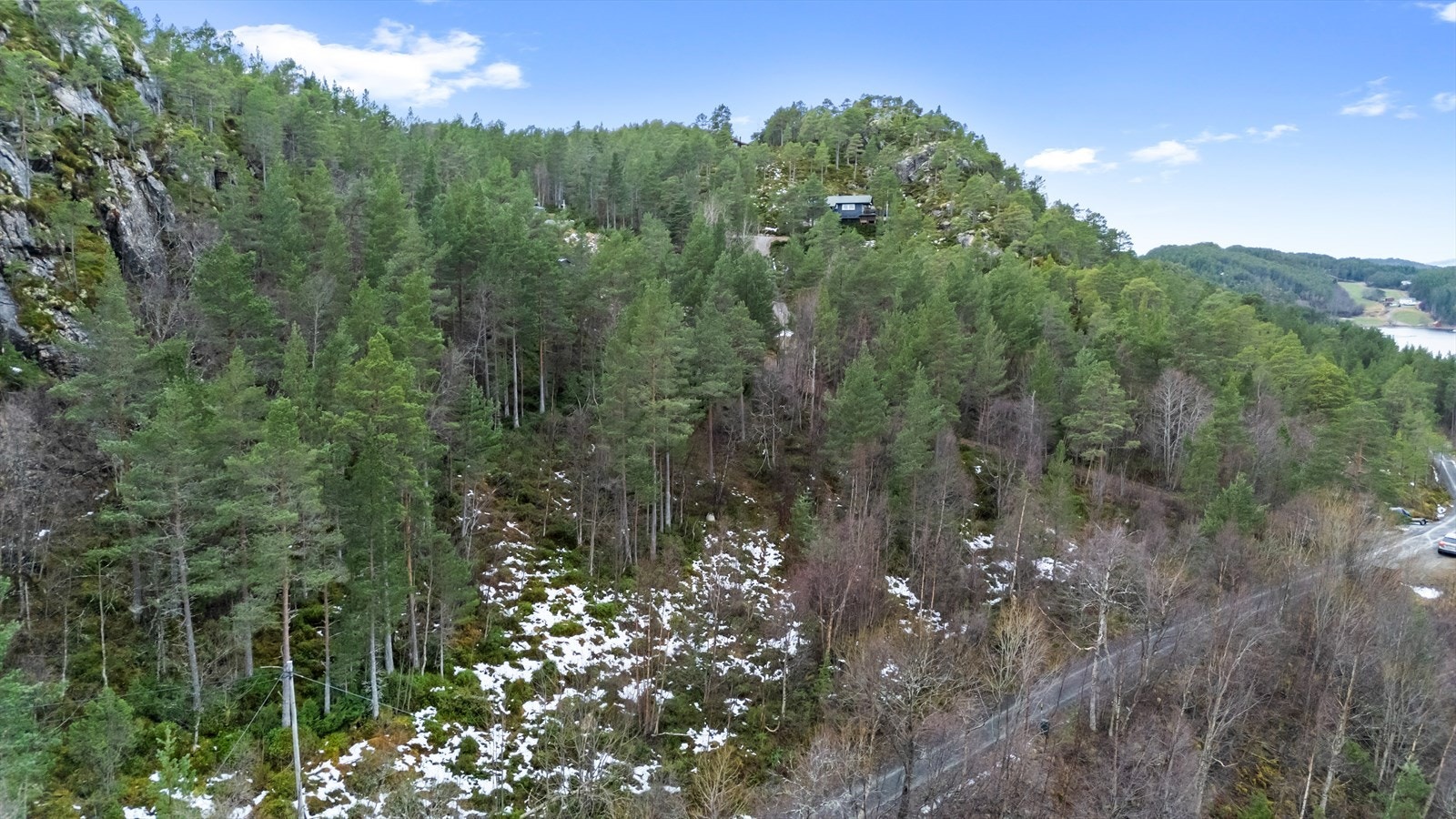 Tomten er regulert til fritidsbolig på ett plan. I tillegg er det tillatt med ett anneks. Galleribilde