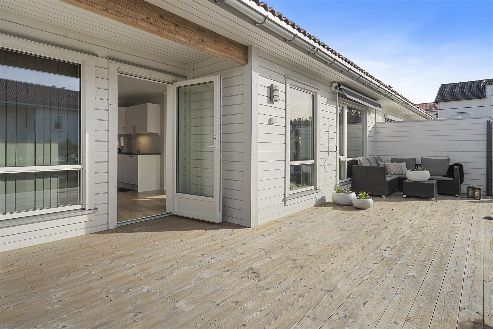 Solrike uteplasser med tilgang fra stuen. Galleribilde