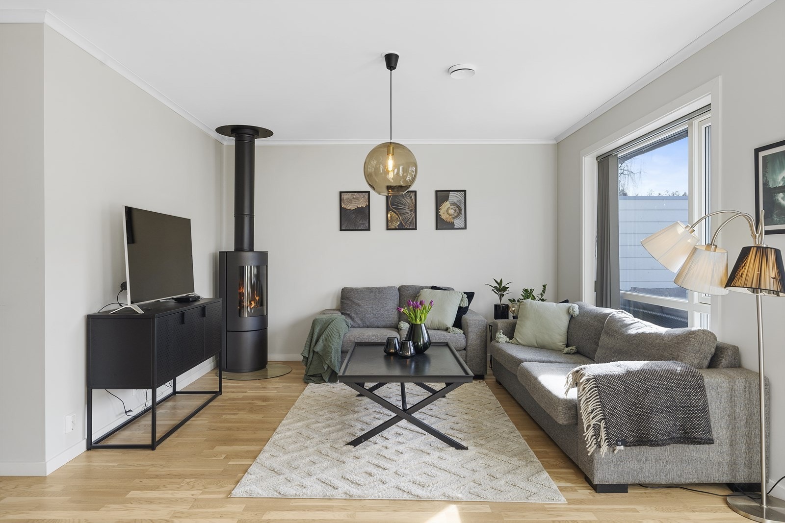 Stuen tilbyr god plass til både sofagruppe og spisegruppe Galleribilde