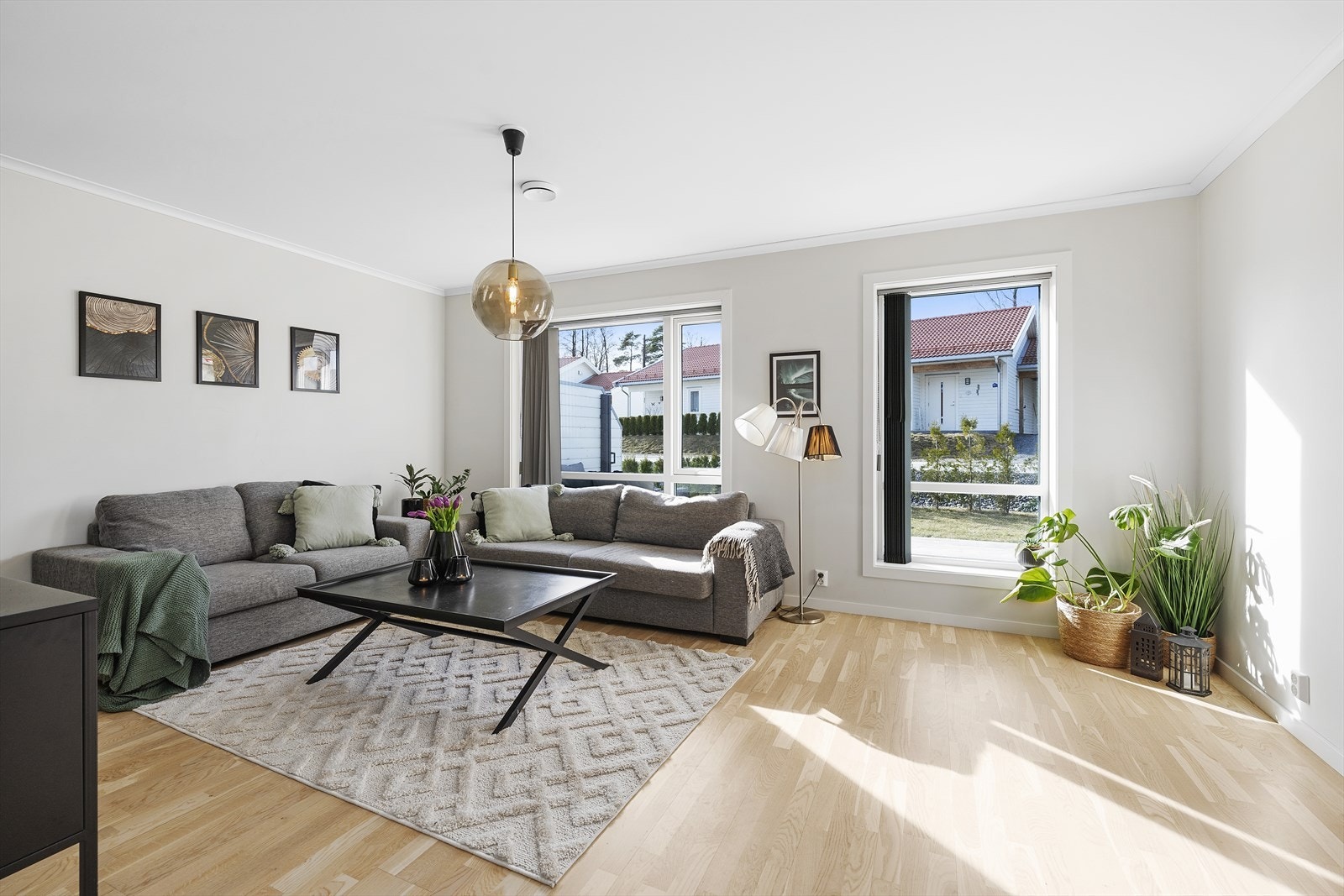 Innbydende stue med gode vindusflater som slipper inn godt med dagslys Galleribilde