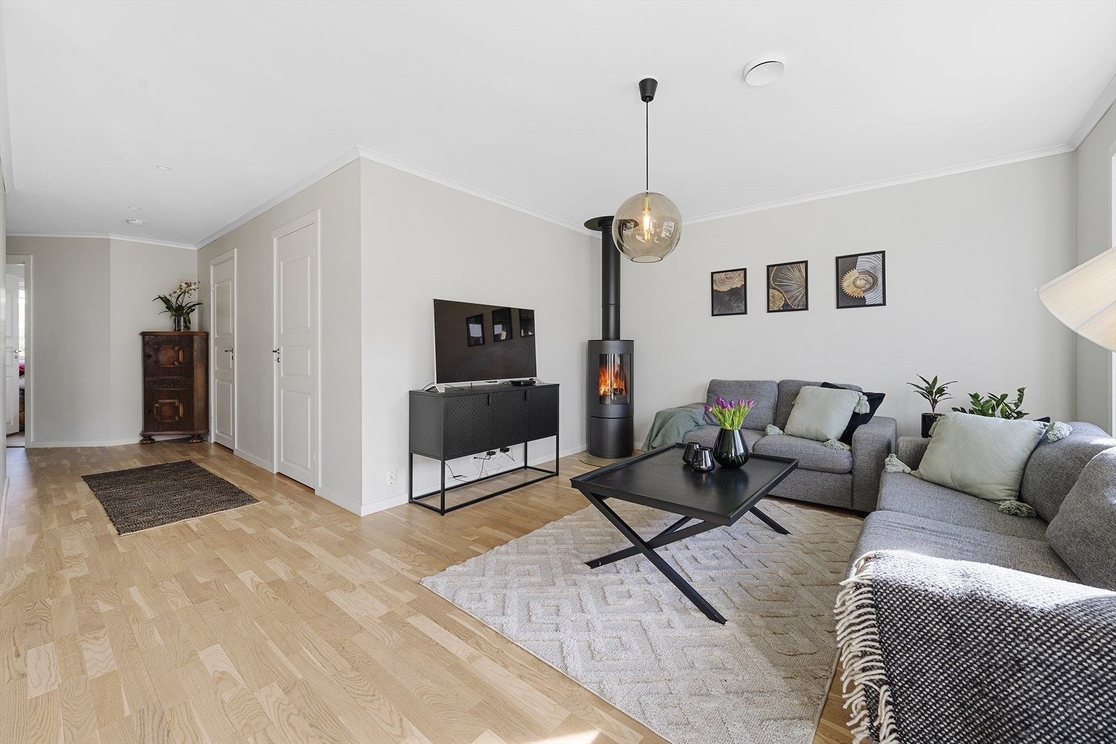 I stue er det montert peisovn som sørger for lun og god varme Galleribilde