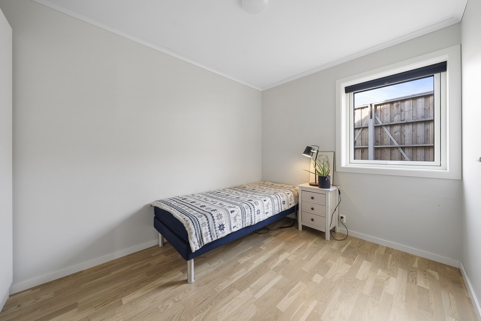 Soverom 2 er også av god størrelse med plass til dobbeltseng, nattbord og garderobeskap Galleribilde