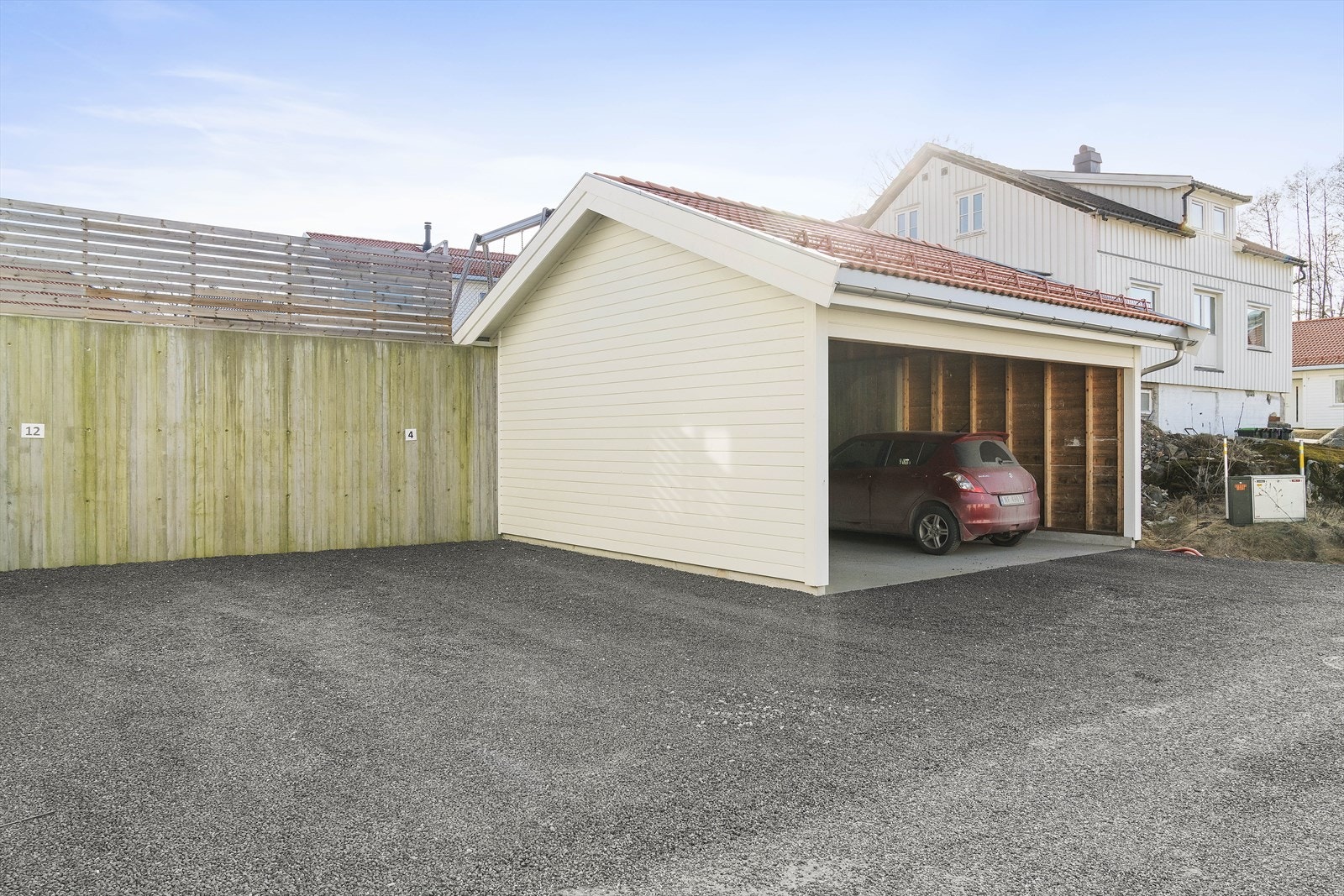 Det medfølger to parkeringsplasser til boligen (nr 4) Galleribilde