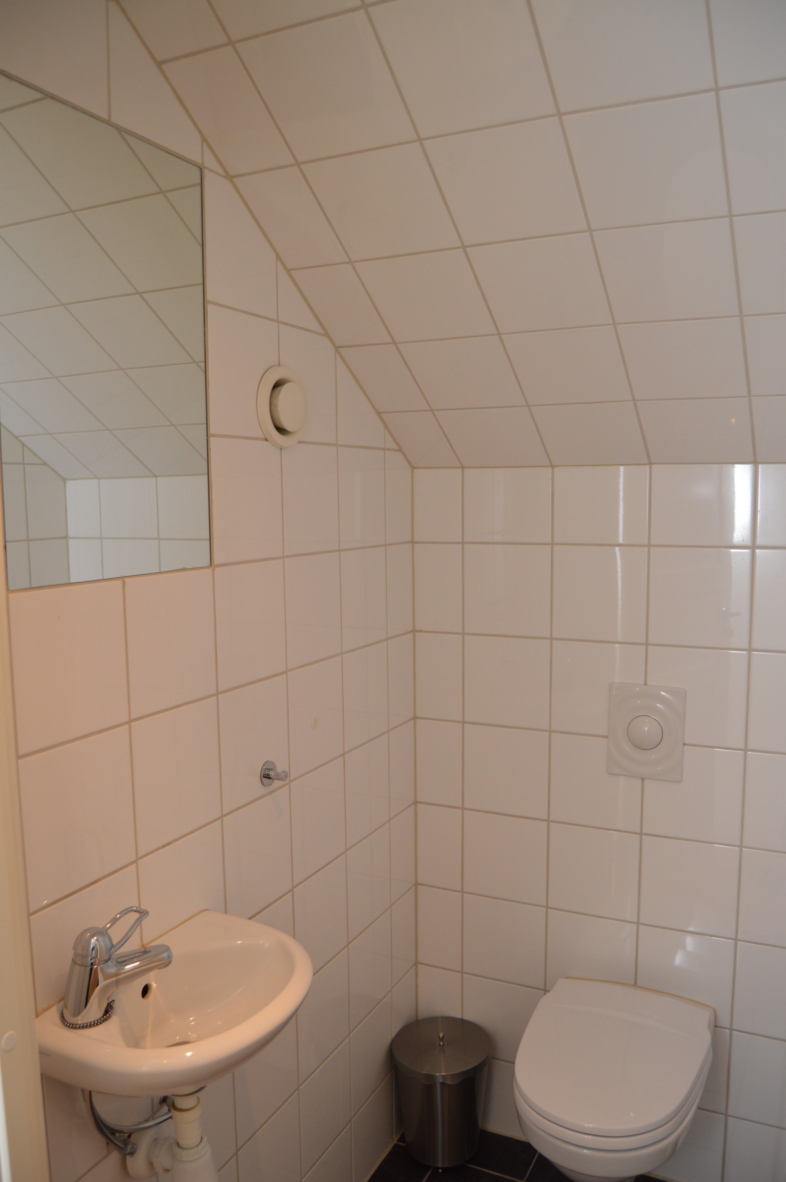 Felles wc: Vegghengt WC og servant. Galleribilde