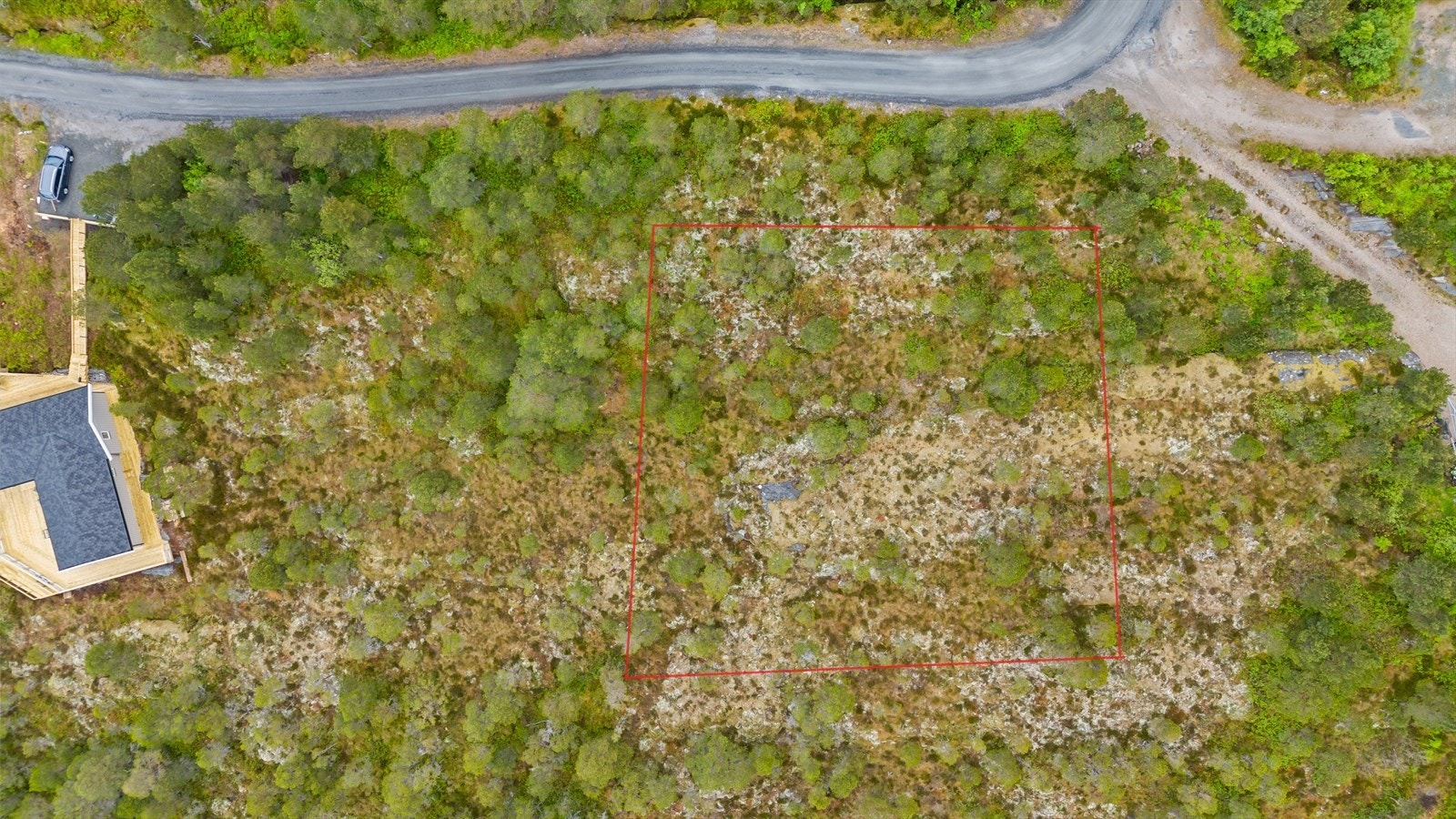 Tomten er på ca. 1131 kvm, og har i dag trær og annen stedlig vegetasjon. (OBS: Kan forekomme feil i markering av tomten) Galleribilde