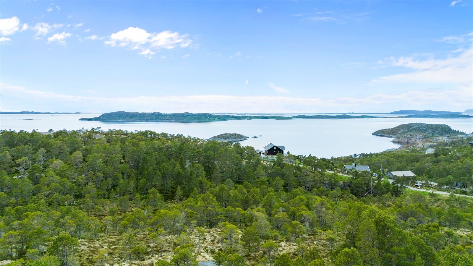 Fra tomten er det kort kjørevei til Hitra; en av Norges største øyer. Galleribilde