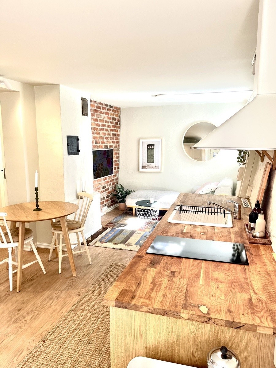 Sofa, TV og Spisebord Galleribilde