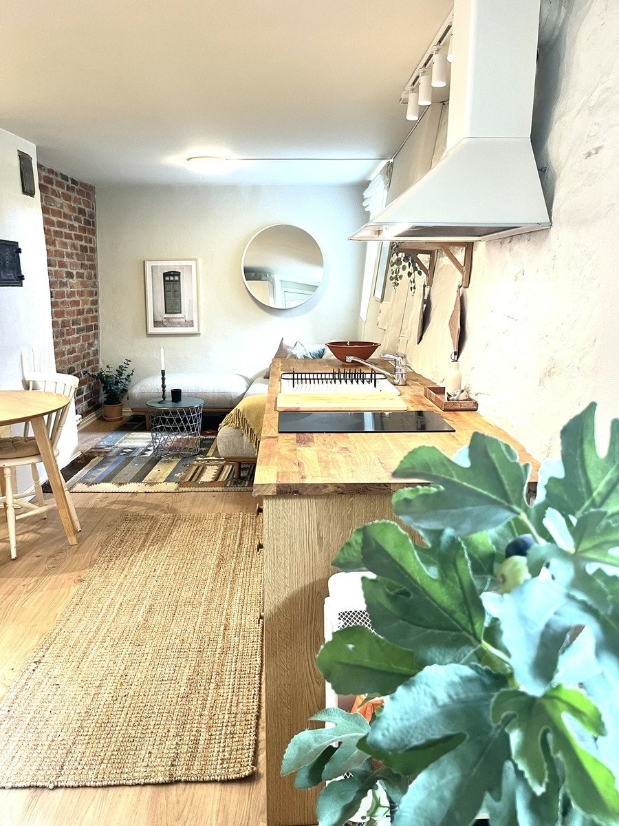 Tidligere bilde av stue (før TV ble satt inn) Galleribilde