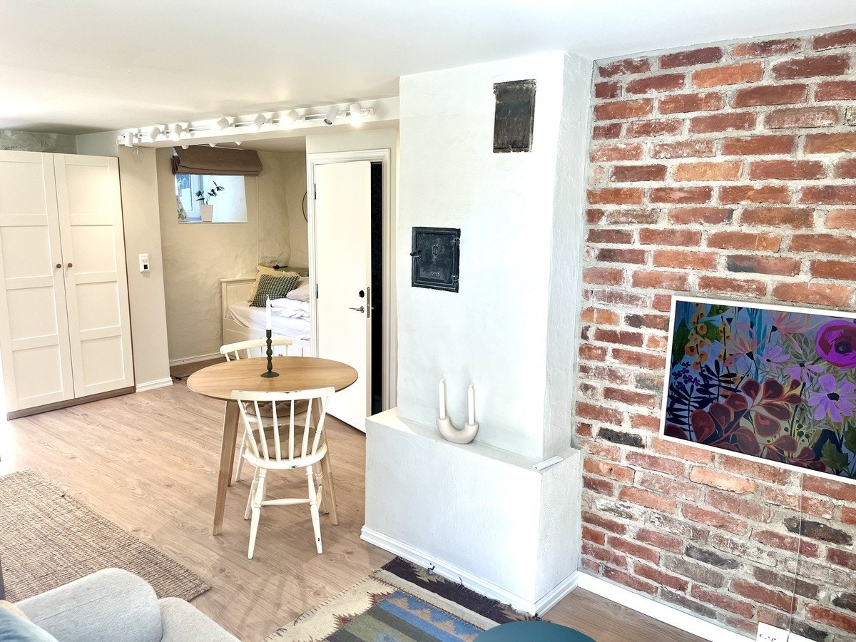 Stue mot sovealkove/soverom Galleribilde