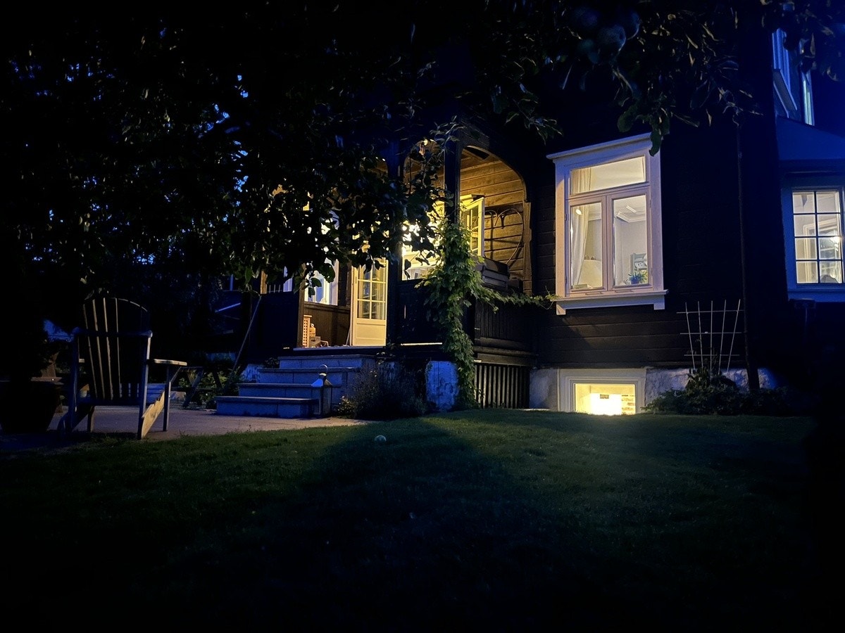 Huset sett fra hage Galleribilde