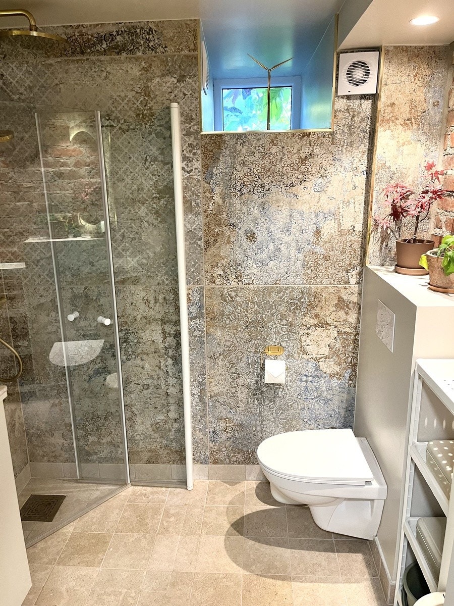 Baderom med toalett og dusjløsning m. svingdør Galleribilde