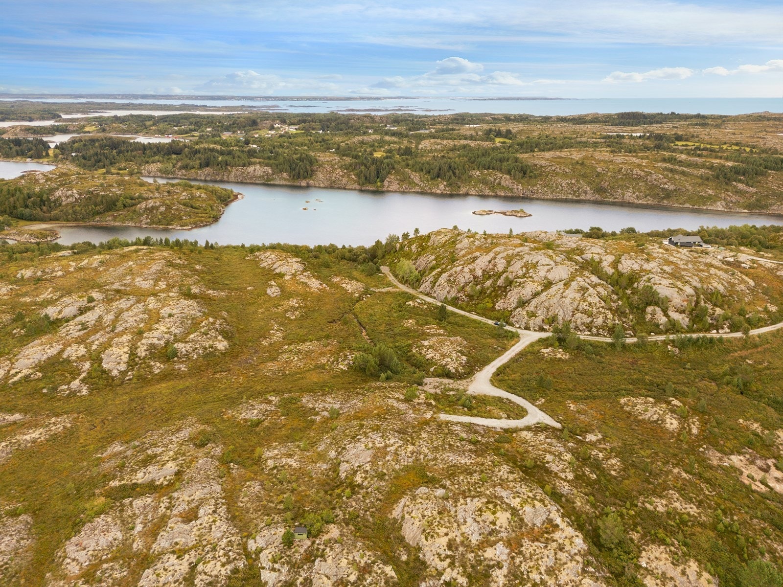 Det er også flere turmuligheter langs kysten i et rolig og trygt området. Galleribilde
