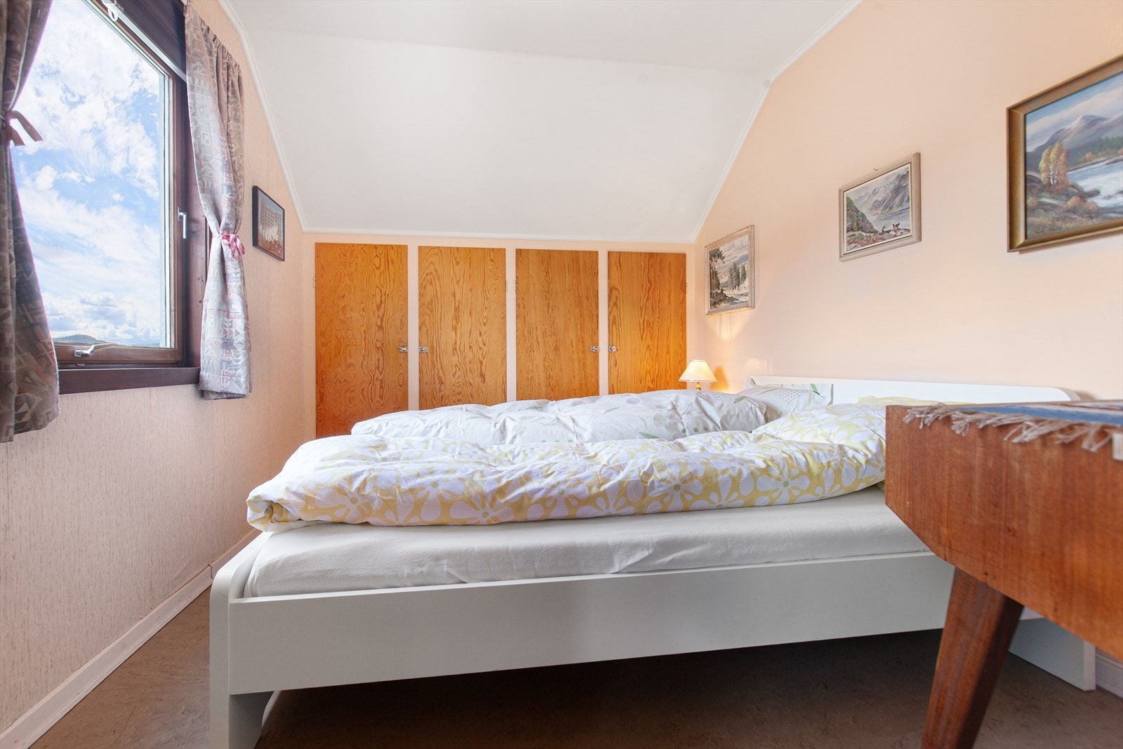 Soverom på 9,2m² med oppbevaringsmuligheter i innebygd skap. Galleribilde