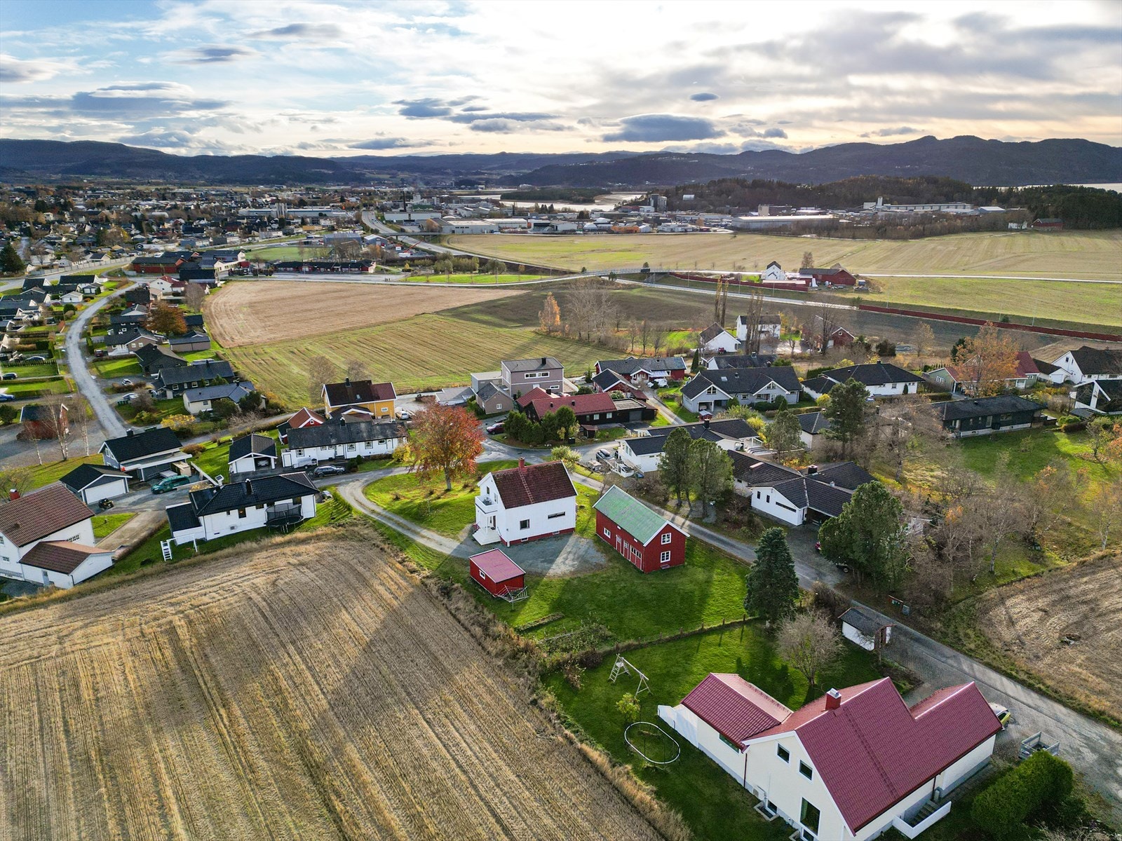 Eiendommen ligger innen gangavstand til barneskole, fotballbane og butikk. Galleribilde