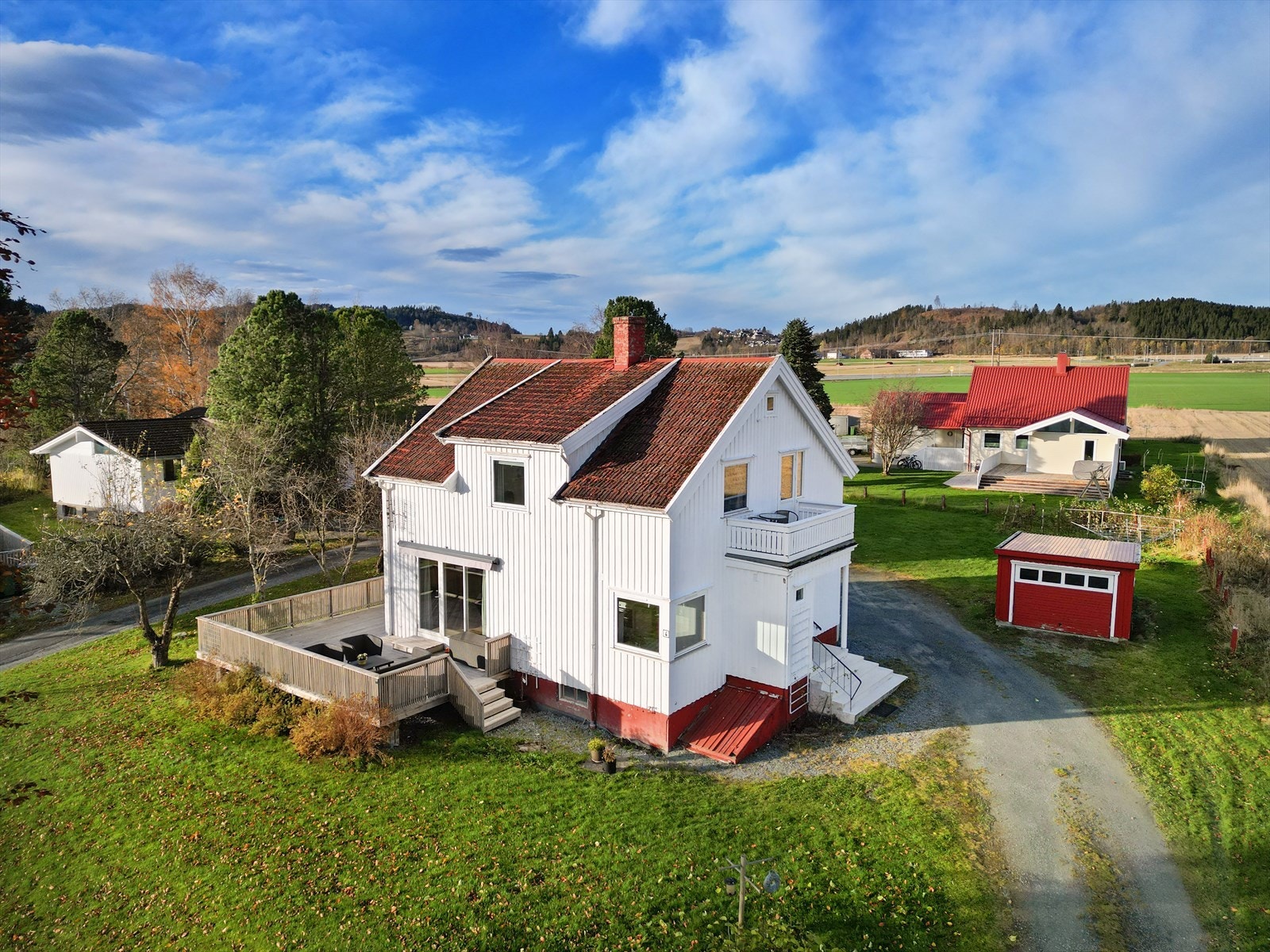 Utvendig har man flotte uteområder med god boltreplass for både store og små. Galleribilde