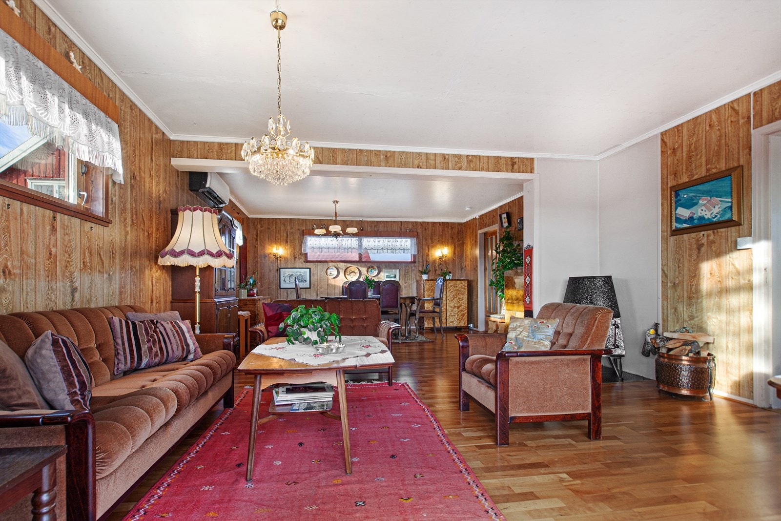 Rikelig med plass til både sittegruppe og spisesone i stuen. Galleribilde