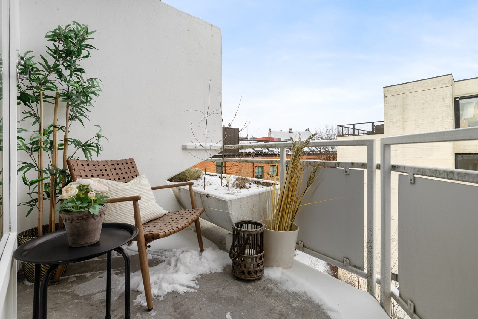 Fra stuen er det utgang til balkong med kveldssol. Skjermet for trafikk. Galleribilde