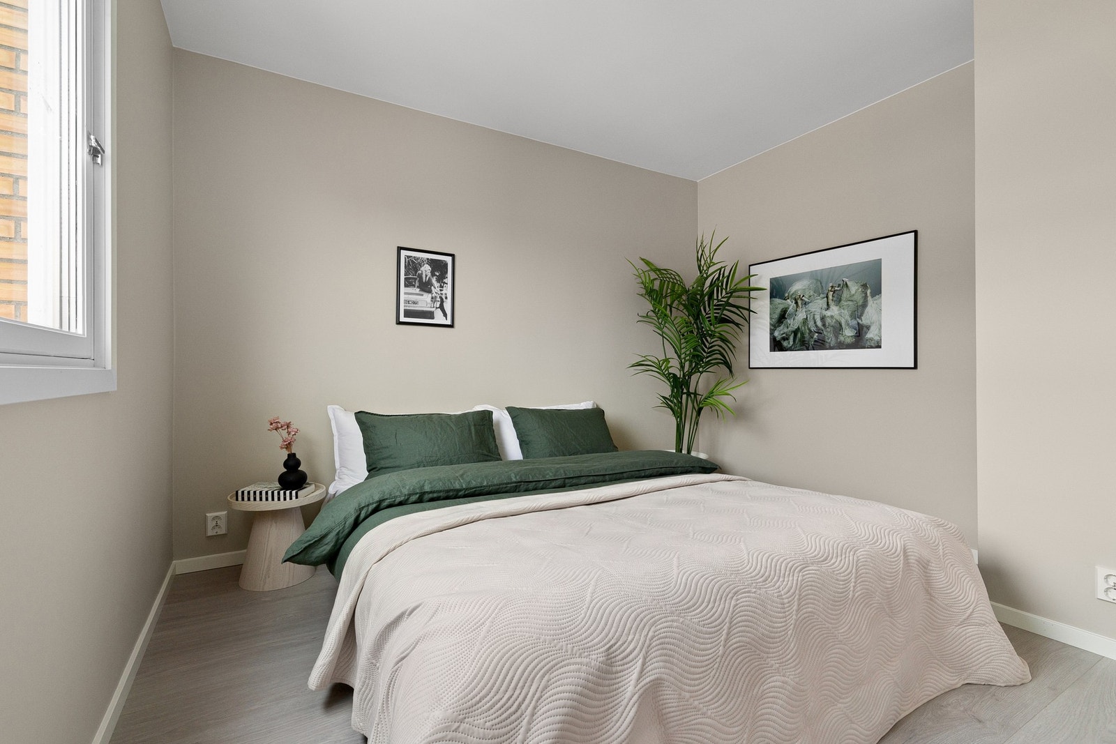 Soverommet vender mot rolig bakgård, med plass til stor seng og garderobeskap. Galleribilde