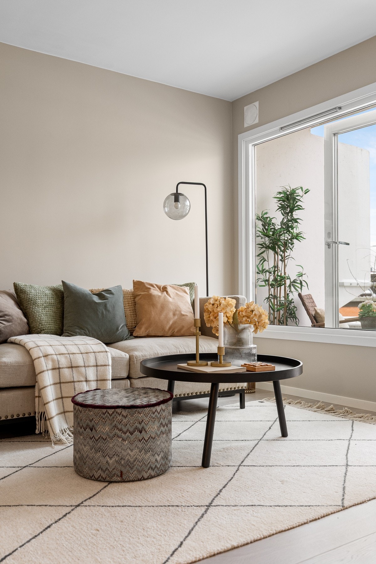 Stoe vindusflater og rikelig med lysinnslipp. Høyt og fritt, skjermet for innsyn. Galleribilde