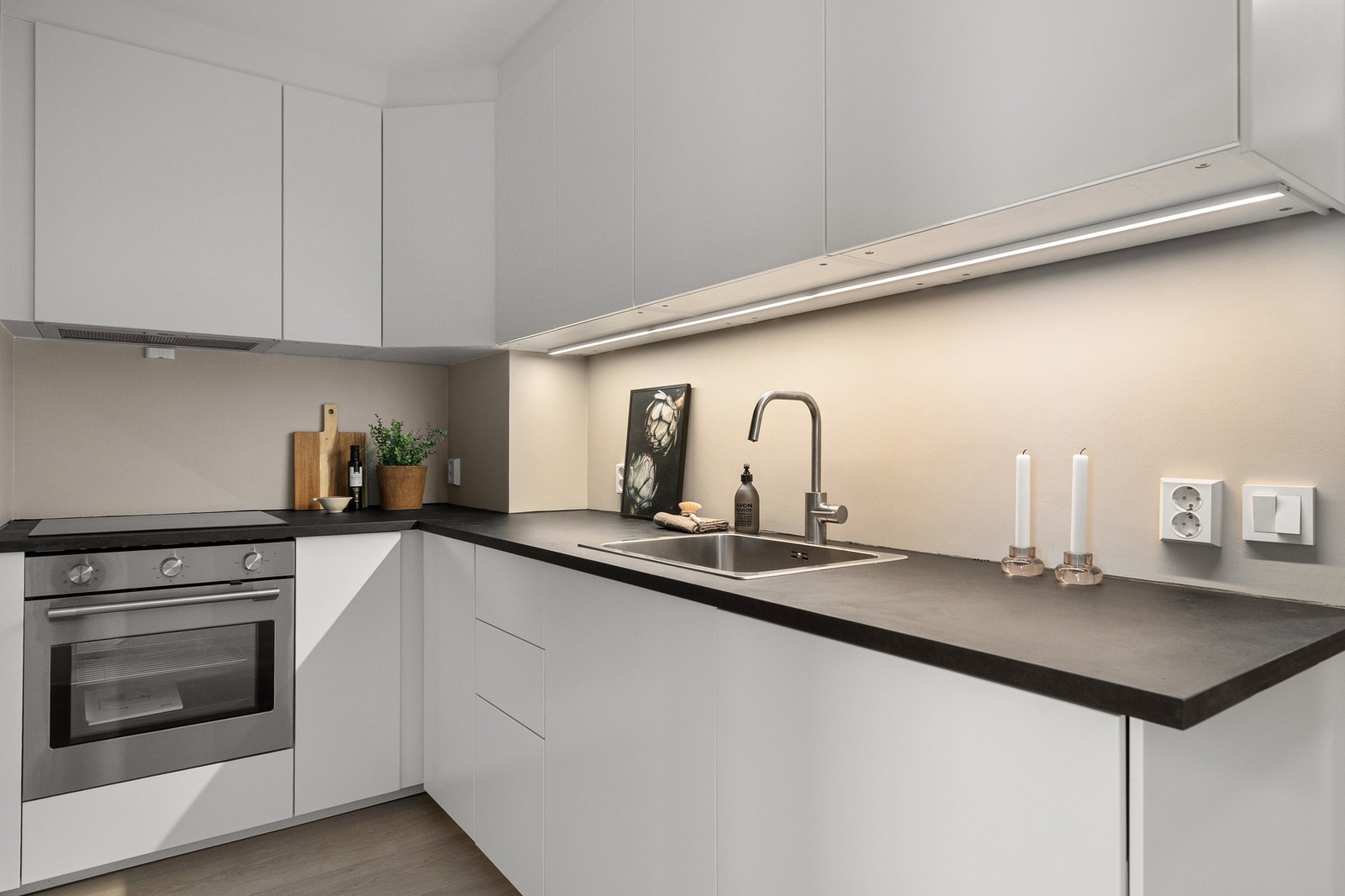 Nytt og lekkert kjøkken i 2025. Alle hvitevarer er integrert og medfølger salget. Galleribilde