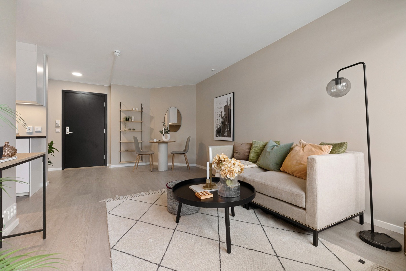 Plass til spisestue i tilknytning til kjøkkenet - her er det god plass til å innrede med større spisetue og 4-6 stoler - alt etter ønske og behov. Galleribilde