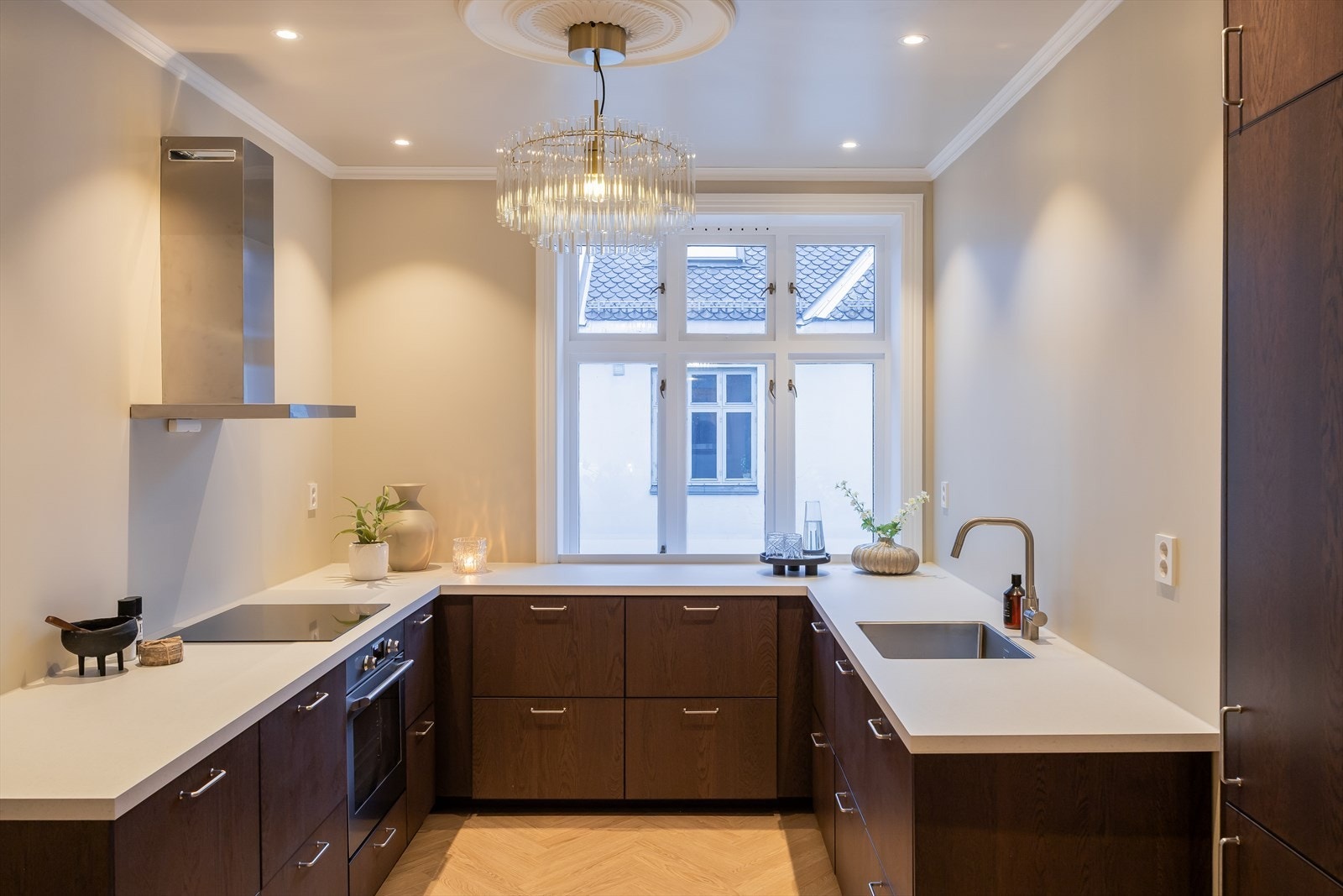 Kjøkkenet har underlimt vask, integrerte hvitevarer som kombiskap, platetopp, oppvaskmaskin og stekeovn. Disse medfølger handelen. Galleribilde