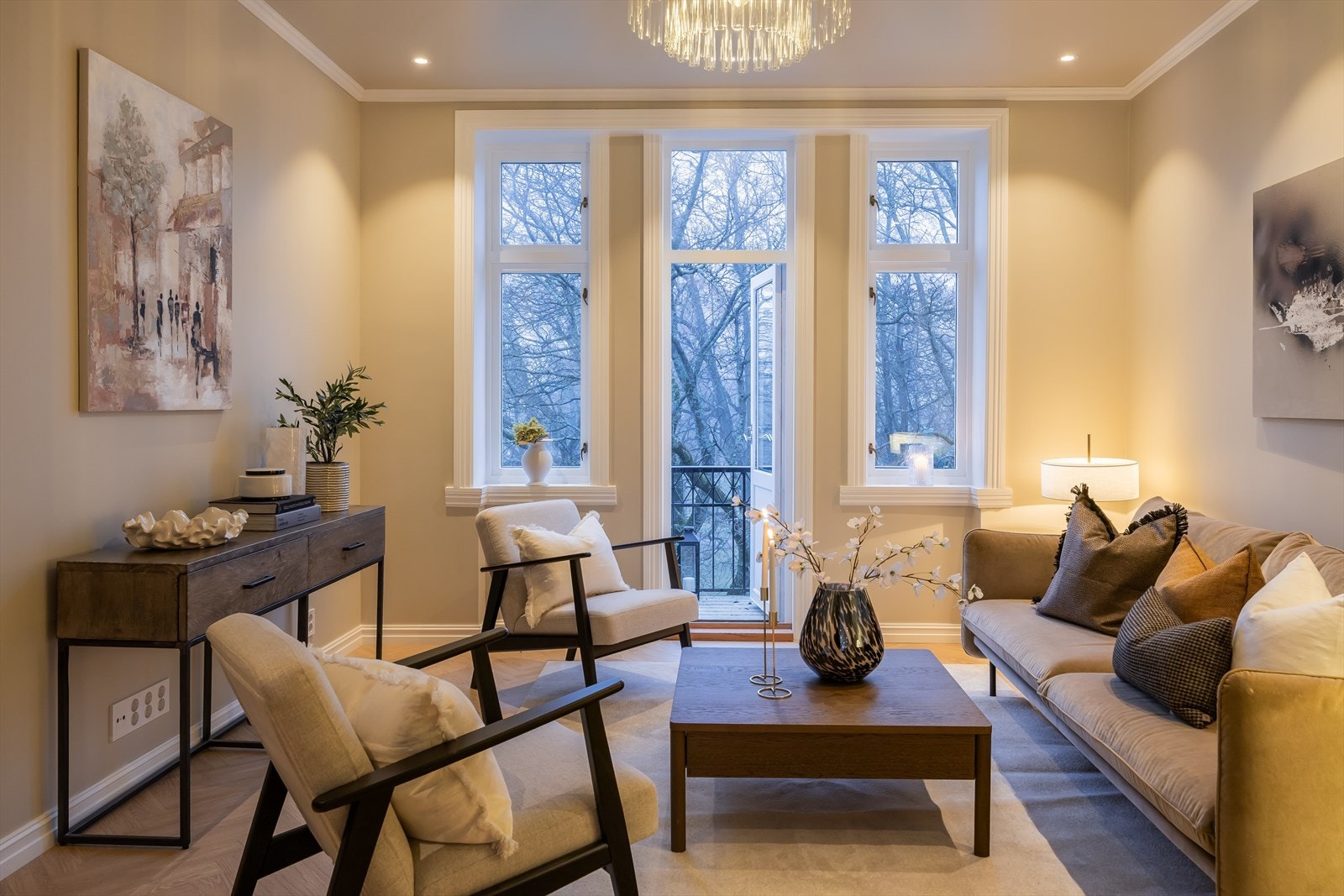 Leiligheten ble totaloppusset høsten 2025 med nytt kjøkken og hvitevarer, nye overflater, moderne bad, nytt sikringsskap og skjult elektrisk anlegg, samt nytt rør-i-rør-system til bad og kjøkken. Galleribilde