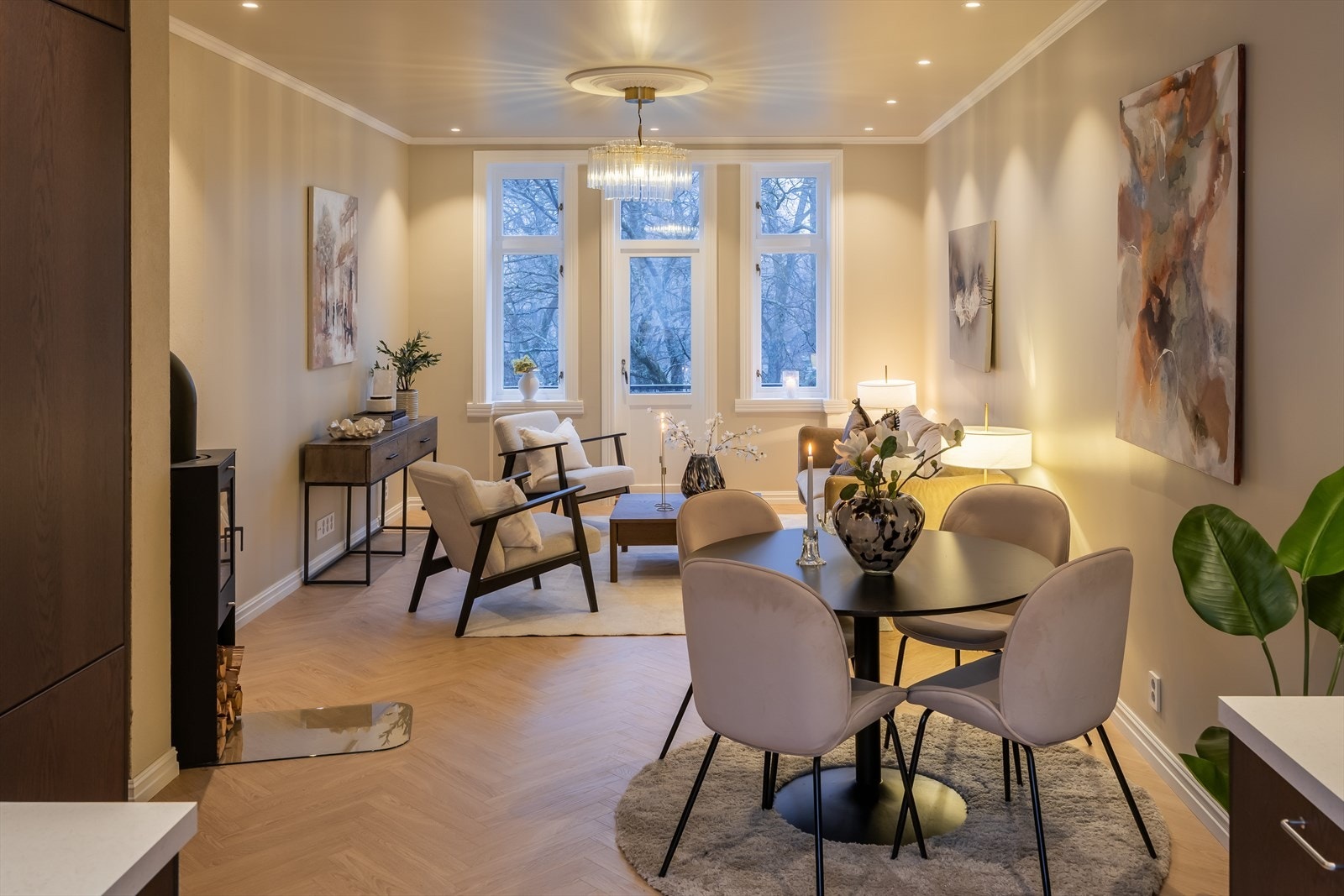 Leilighetens stue vender ut mot Elgeseter park og er strekker seg over 22,5 m². Galleribilde